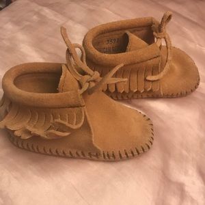 Minnetonka tie up booties size 2